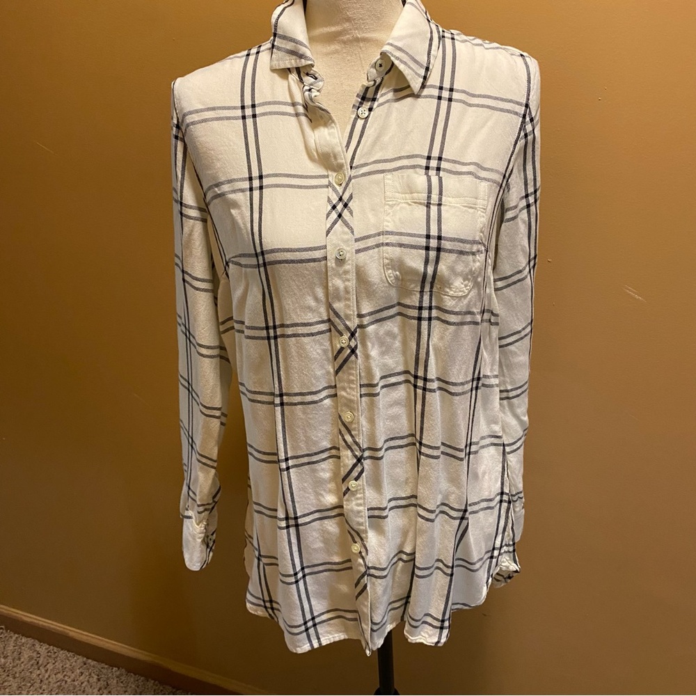 Woman’s Talbots cream/black plaid long sleeve button down shirt rayon comfy sz M